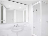 Premium 2 Bedroom Apartment Bathroom-BreakFree Adelaide
