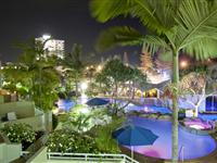 Swimming Pool & Garden at Night – BreakFree Alexandra Beach