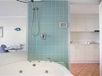 1 Bedroom Apartment Bathroom-BreakFree Great Sandy Straits
